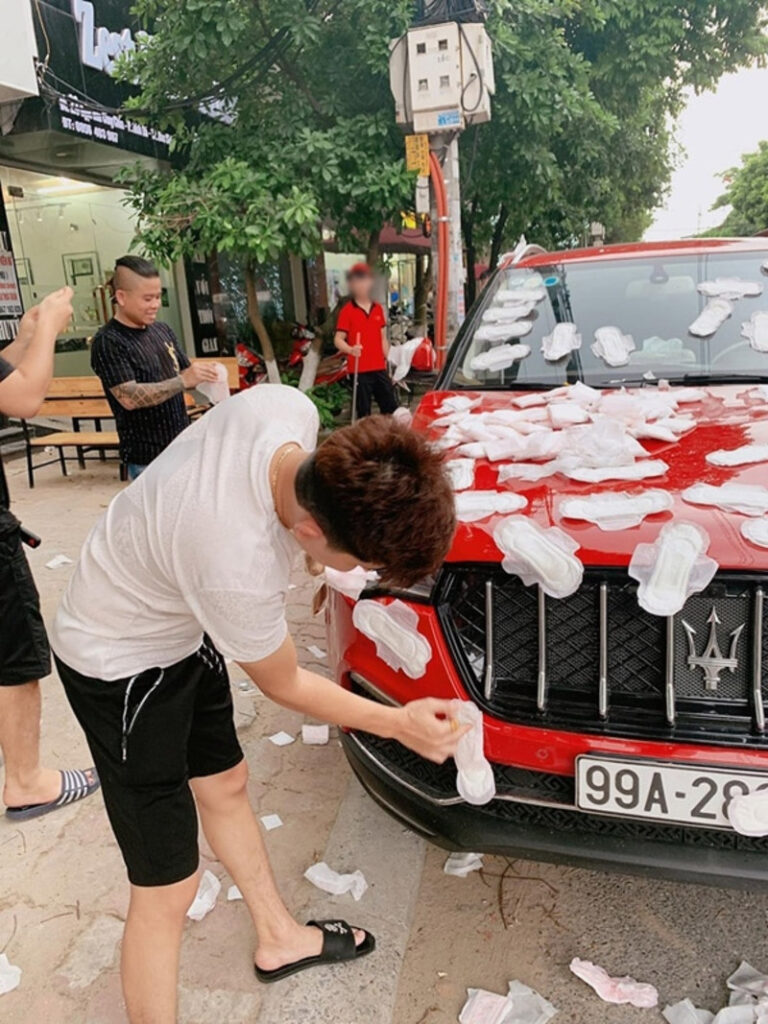 Cộng đồng mạng cho rằng Dương Minh Tuyền dán băng vệ sinh lên xe để câu like, câu view